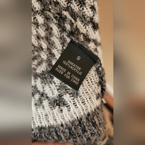 IZ Byer Sweater - Cardigan -Size S - Picture 5 of 5